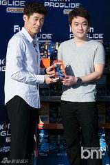 组图：韩国球星朴智星出席某品牌活动签名会