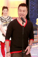 幻灯图：米雪等上节目胸爆气球 暧昧游戏姿势引遐想