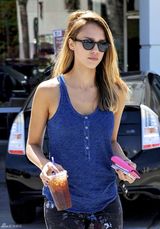 组图：杰西卡-阿尔芭蓝色小背心搭印花裤