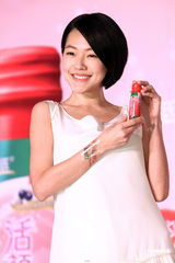 高清组图：小S性感代言 为大S澄清婆媳问题