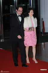 组图：富商郑裕彤孙女郑志雯出嫁 给孙女婿打满分