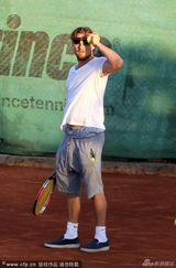 组图：莱昂纳多满脸胡渣 变屌丝与女友骑车打球