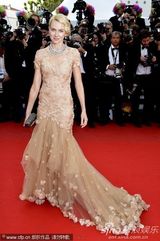 组图：娜奥米-瓦茨戛纳走秀 裸色纱裙妩媚动人