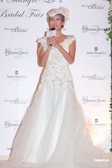 组图：谢婷婷着奢华婚纱 希望年年穿嫁衣