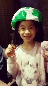 组图：小S大晒温馨亲子照 搞怪卖萌亲吻女儿