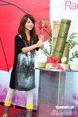 幻灯：杨丞琳圣诞节不想独处 举斧劈竹筒专辑大卖