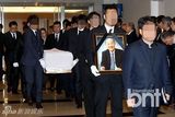 组图：韩国老牌演员朴容植出殡 生前好友送行