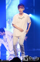 组图：AfterSchool大跳钢管舞 EXO变身狼少年