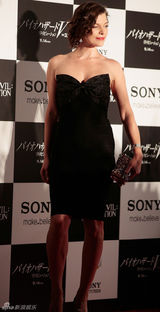 组图：《生化危机5》日本首映 米拉黑裙性感出席