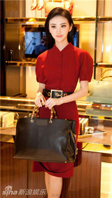 景甜凤小岳奢侈品秀场携手亮相 粉丝直呼真般配