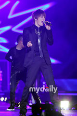 组图：JYJ组合首尔激情开唱 劲歌18首台下疯狂