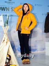 组图：韩星秀智为品牌站台 长发披肩清新邻家