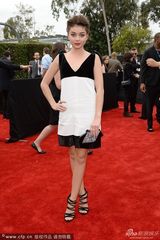 组图：摩登家庭童星萨拉亮相格莱美成熟妩媚