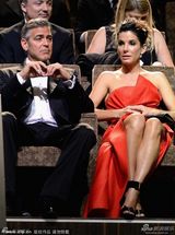 组图：威尼斯影展开幕现场 各单元评委登台致谢