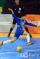 组图：EXO鹿晗等驰骋球场 Beast组进球获胜