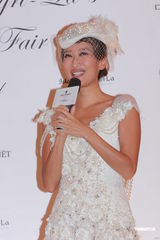 组图：谢婷婷着奢华婚纱 希望年年穿嫁衣