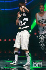 组图：NU'EST等唱响韩流演唱会 女团爆乳秀大腿