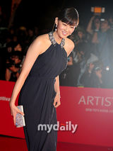 组图：釜山电影节开幕 高雅拉蓝色长裙显高贵