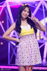 组图：李弘基成MCountdown新主持 SJ白西装亮相帅气