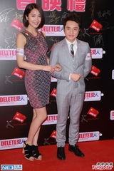 组图：王祖蓝携女友出席首映礼 美人环绕笑开颜