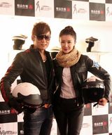 组图：焦恩俊赛车场遇孙菲菲 香车配美人呼过瘾