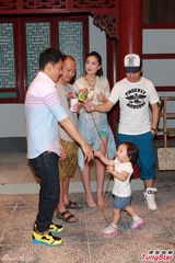 组图：马国明为宣传无惧绯闻 李诗韵秀一字马