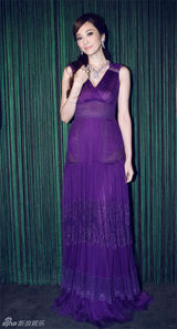 组图：吴佩慈身着紫裙出席活动气质高贵