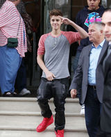 组图：比伯离开伦敦酒店遭女粉丝强吻