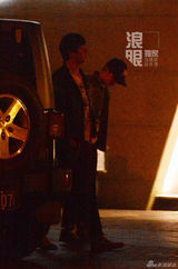 组图：潘粤明深夜与友泡吧 助理开车送回家