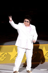 幻灯图：许志安同韩红红馆献唱 强调两人是兄妹