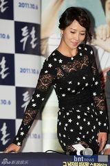 组图：韩片《斗魂》试映 金善雅透视装亮相大笑