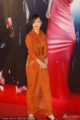 组图：何韵诗橙裙显女人味 外套难掩玲珑曲线