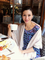 组图：李嘉欣近照曝光孕相不明显 亲吻外甥脚丫