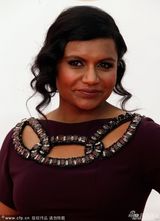 组图：《明迪烦事多》敏迪-卡灵亮相艾美红毯