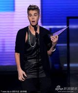 组图：比伯获奖开心熊抱老妈 演出随性抓裤裆