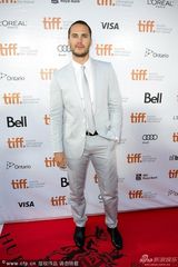 组图：《伟大诱惑》首映芭拉班大秀美背