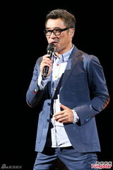 组图：李宗盛桃红衬衫开唱 称林忆莲唱得更好