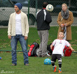 组图：贝克汉姆夫妇带儿子踢足球 场面温馨