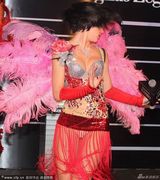 组图：人妖羽毛丝带装透内裤 狂摇头露巨乳失态