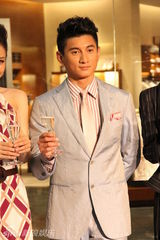 组图：吴奇隆助阵时尚活动高贵帅气