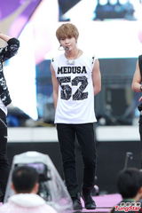 组图：香港巨蛋音乐节f(x)领衔冒台风献歌舞