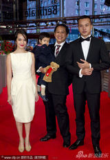 组图：《动物园的明信片》首映 切丽尔获导演护花