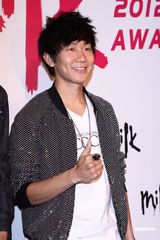 组图：林俊杰获票选人气男艺人 谢谢周杰伦相挺