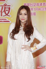 组图：谢安琪纯白短裙秀裸背 缺席谢TVB体谅