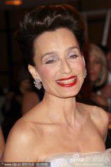 幻灯图集：戛纳开幕晚宴 萨尔玛-海耶克红裙秀香肩 