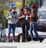 组图：暮光女外出与友人热聊 疑走出分手阴影