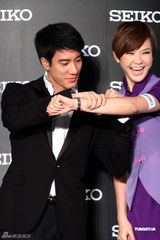 组图：王力宏出席代言活动自曝勤练肌肉健身