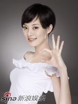 幻灯图集：孙俪清新代言洗眼液 表情可爱白裙飘逸