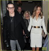 组图：洛佩兹携小男友亮相 十指紧扣秀恩爱