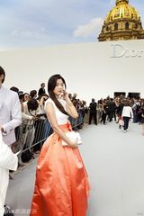 高清图：全智贤亮相巴黎公主裙与倪妮J.Lo撞衫